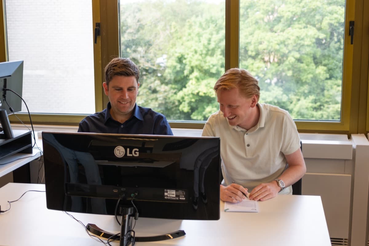 Linqed team samenwerken op kantoor