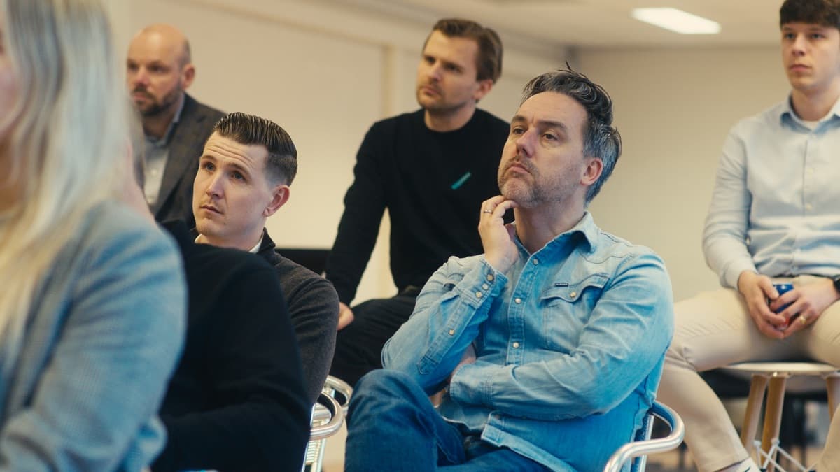 Partners luisteren aandachtig